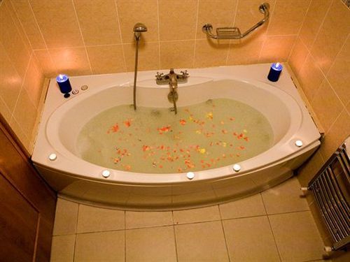 Shoreline Hotel
